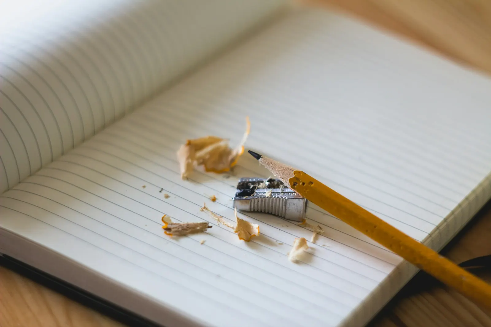 Lápiz y virutas sobre un cuaderno abierto