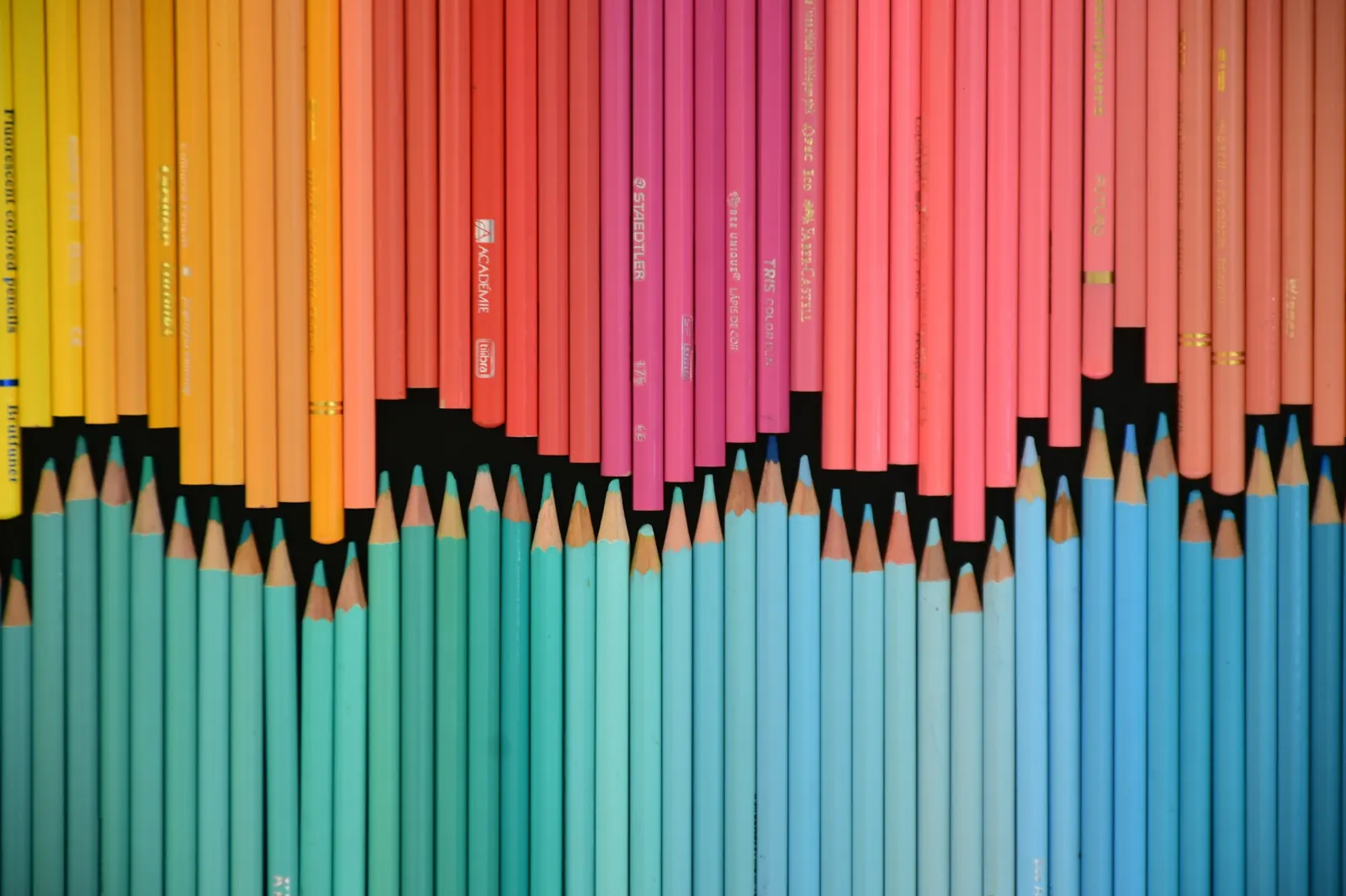 Lápices de colores ordenados en degradado de rojo a azul
