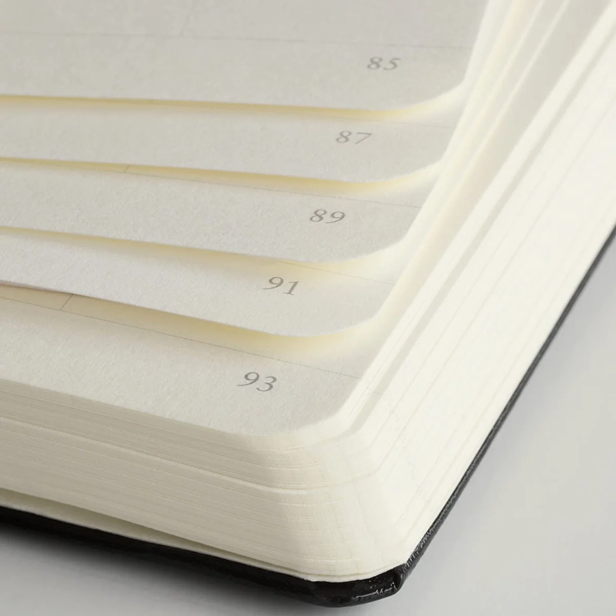 LEUCHTTURM1917 329398 Libreta Medium (A5) 145 x 210 mm, Tapa Dura, 251 páginas numeradas, Negro, Puntos