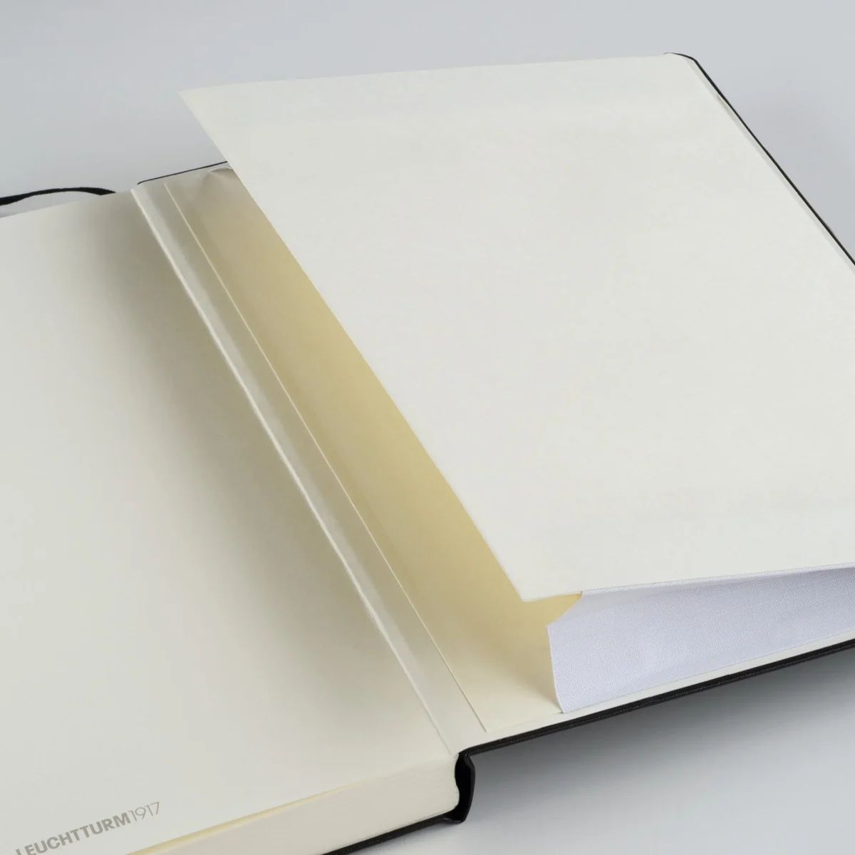 LEUCHTTURM1917 329398 Libreta Medium (A5) 145 x 210 mm, Tapa Dura, 251 páginas numeradas, Negro, Puntos