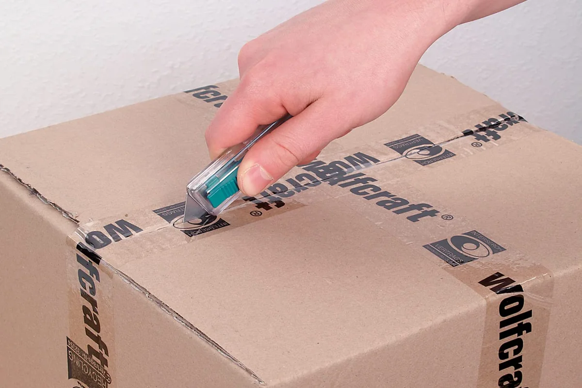 wolfcraft Cúter de seguridad de plástico con cuchilla trapezoidal I 4135000 I Para un corte seguro en cartón, cartulina fina, papel I Retracción automática de la cuchilla tras soltarlo