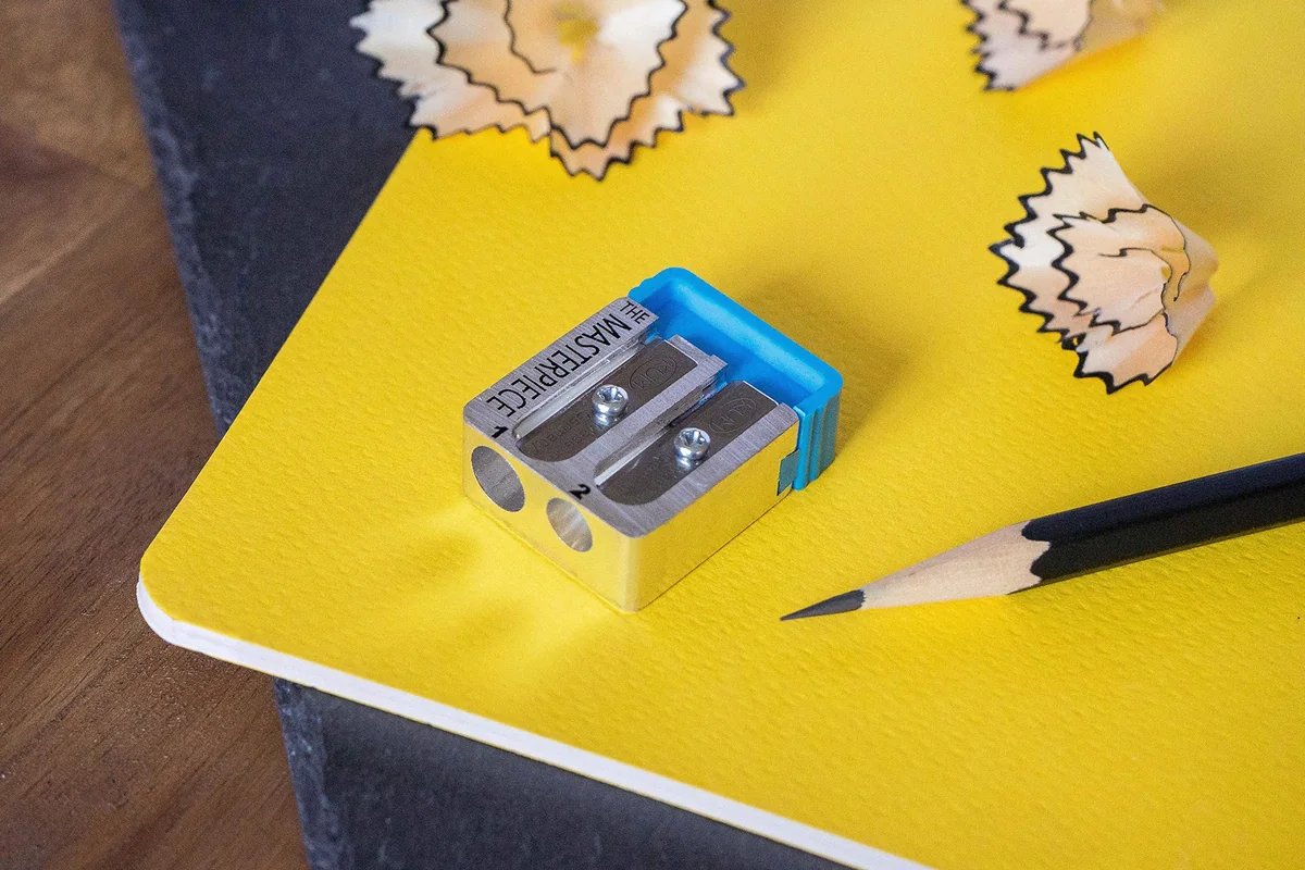 KUM - Sacapuntas cónico largo Meisterwerk con estuche de neopreno